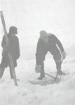 Vater und Sohn beim Eisfischen